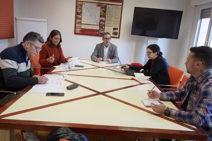 El diputado de Recursos Humanos, Jaime Pérez (centro), contécnicos de Diputación y representantes sindicales y de FES.)