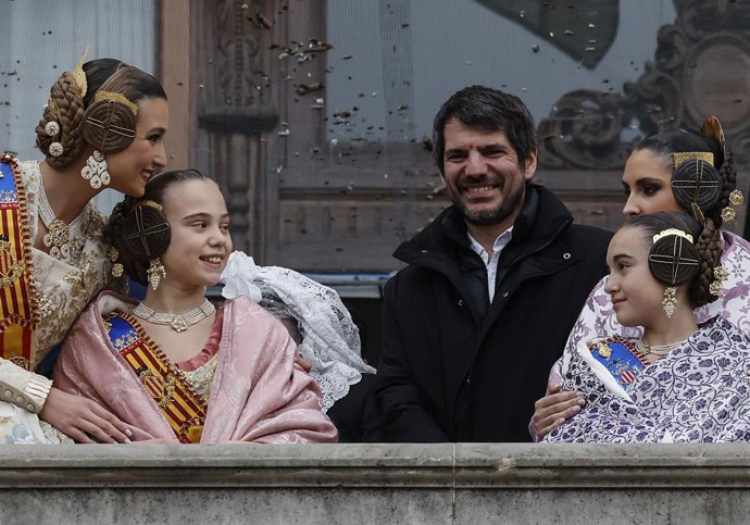 Urtasun ultima una segunda fase de ayudas para la reconstrucción postdana que incluye a artistas falleros