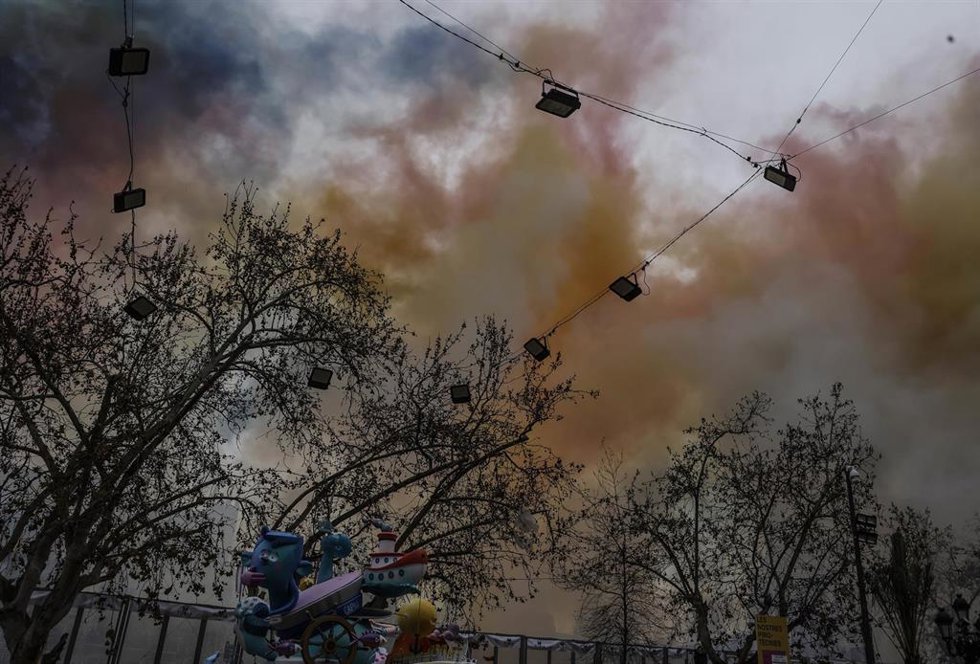 Pirotecnia Vulcano homenajea a Valncia con una gran 'senyera' en una 'masclet' "muy elegante" y "muy potente"