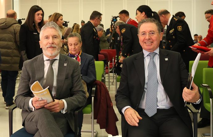 El ministre de l'Interior, Fernando Grande-Marlaska, acompanyat pel director general de Coordinació i Estudis, José Antonio Rodríguez, presidix la reunió de la Comissió de Seguiment de l'I Pla Estratègic en Matèria de Persones Desaparegudes