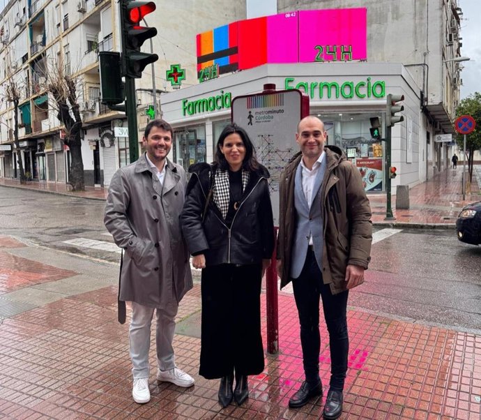 Gálvez (centro), con los responsables del CCA La Viñuela.