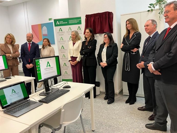 La consejera de Salud de la Junta de Andalucía, Rocío Hernández, en el nuevo centro de Faisem en Sevilla.
