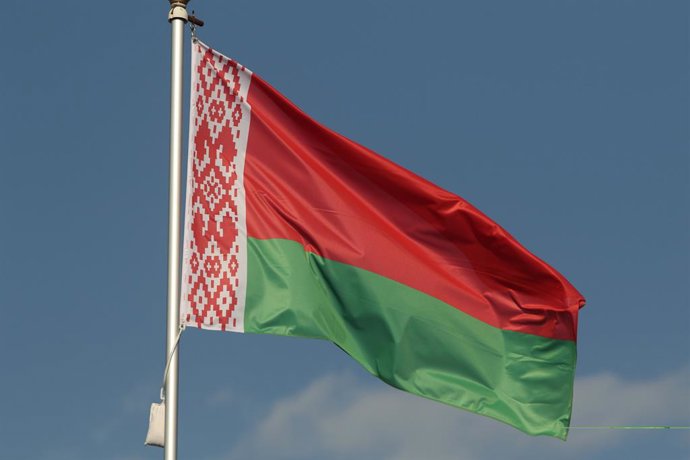Archivo - Arquivo - 25 de setembro de 2024, São Petersburgo, Rússia: A bandeira nacional da República de Belarus tremulando ao vento em um mastro em São Petersburgo, Rússia.