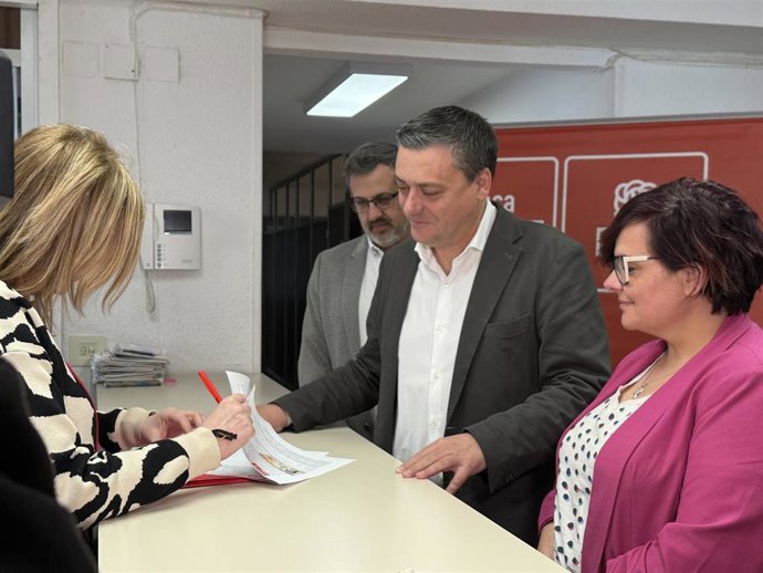 Sabés, en el momento de formalizar su precandidatura acompañado de la alcaldesa de Almudévar, Sofía Avellanas, y del concejal socisliata en el Ayuntamiento de Huesca Roberto Cacho.