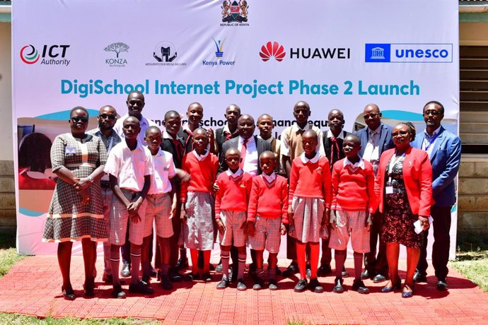 Students, teachers, and administrators at Machakos Primary School for the Deaf