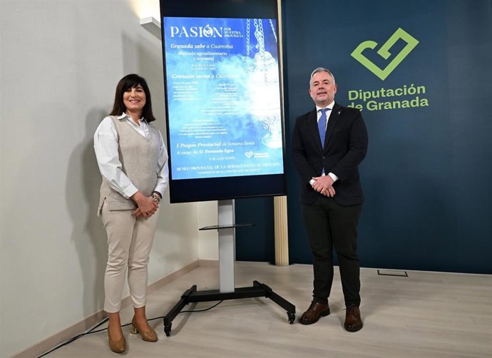 El portavoz del Equipo de Gobierno de la Diputación de Granada, Nicolás Navarro, y la diputada de Cultura y Educación, Pilar Caracuel, presentan la programación en Cuaresma en el Convento de la Concepción de Guadix.