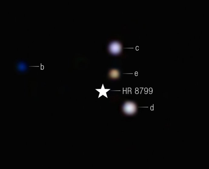 Sistema HR 8799 observado com o instrumento NIRCam do Telescópio Espacial Webb