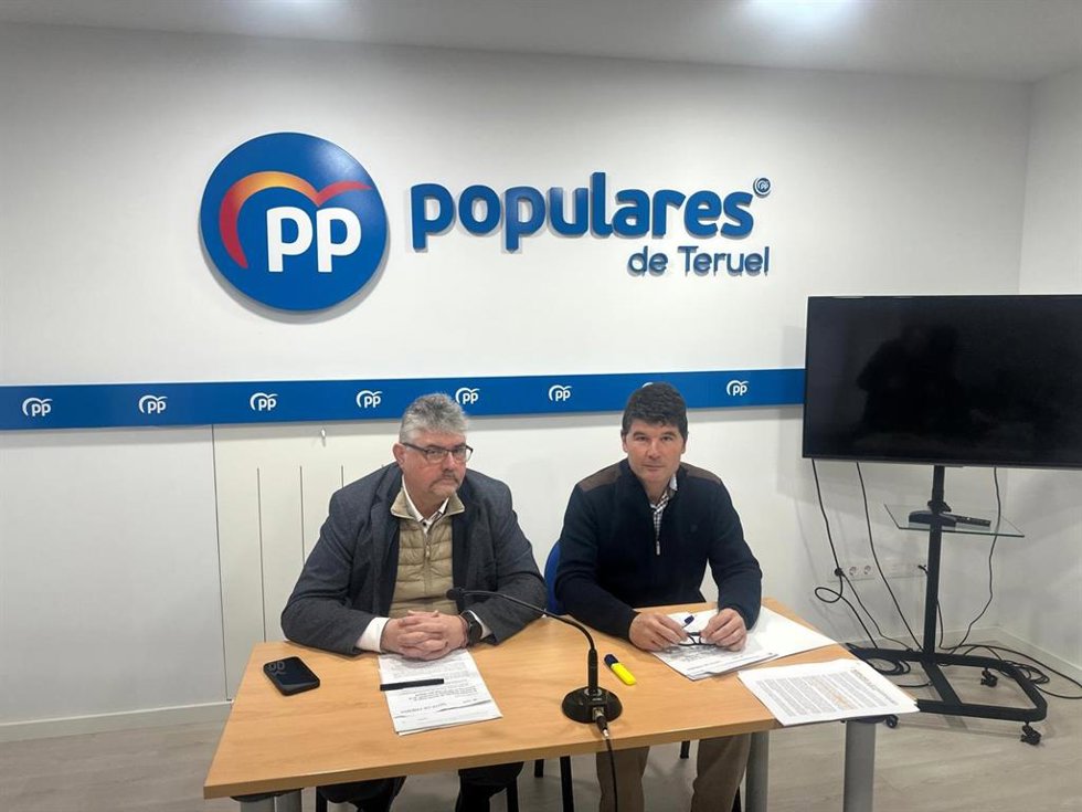 El presidente de la Comarca del Bajo Aragón, José Miguel Celma, junto al el portavoz popular en la DPT, Miguel Ángel Navarro, este lunes para reclamar que se incluya a Teruel en las ayudas por la sequía