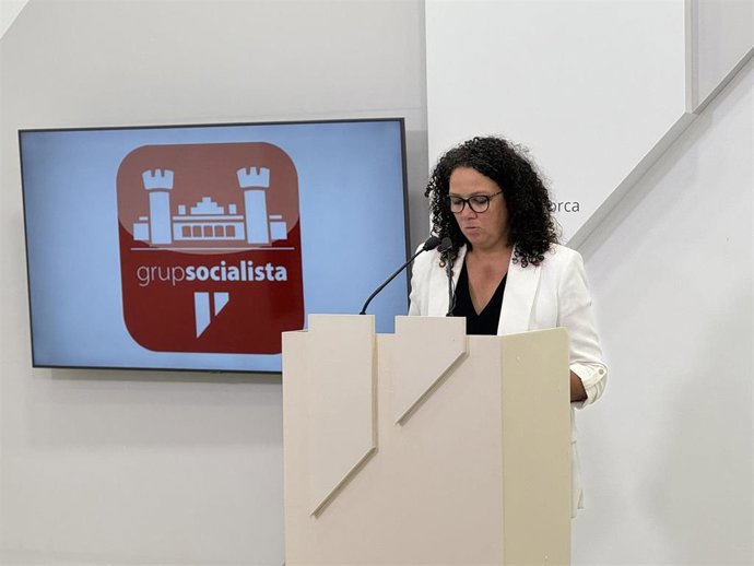 Archivo - La portavoz de los socialistas en el Consell de Mallorca, Catalina Cladera, en rueda de prensa.
