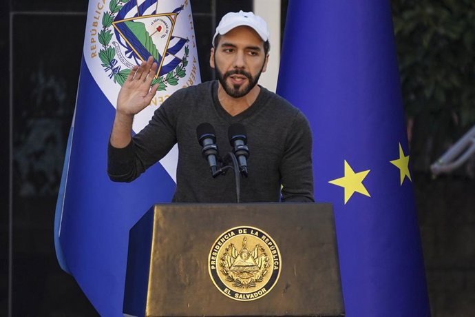 Archivo - Arquivo - 17 de janeiro de 2023, El Salvador, San Salvador: O presidente de El Salvador, Nayib Bukele, gesticula enquanto fala durante a inauguração de um centro comunitário da CUBO. Os centros comunitários financiados pela Agência das Nações Un