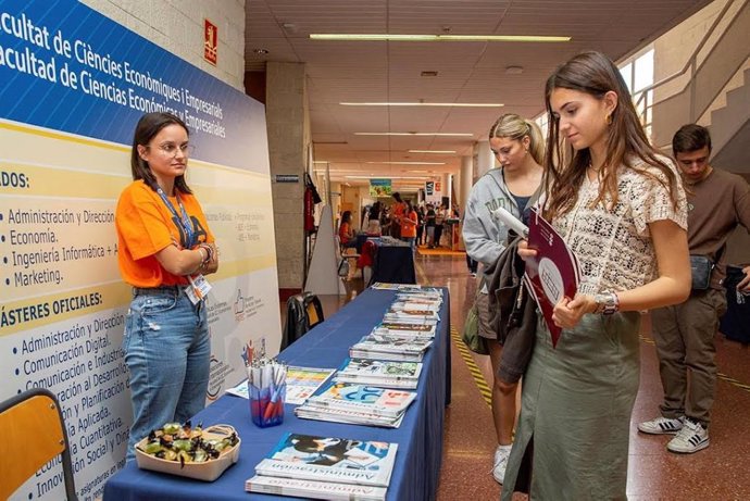 Varias personas se informan sobre la oferta académica de la Universidad de Alicante (UA), en una imagen de archivo.