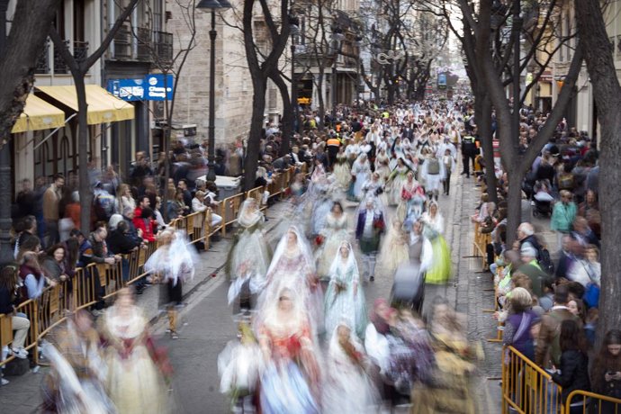 Archivo - Arxiu - Centenars de falleres a la seua arribada a la desfilada de l'Ofrena