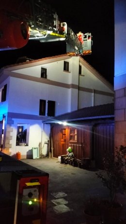 Bomberos en una vivienda de San Vicente de la Barquera en la que se registró un incendio en la chimenea