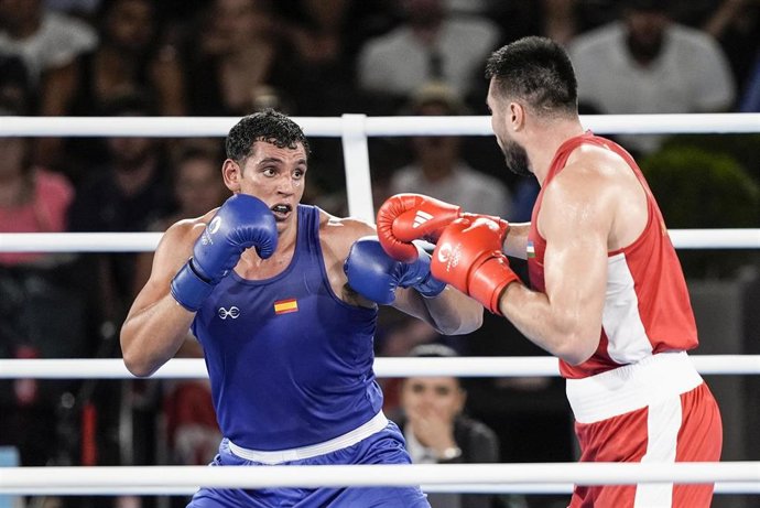 Archivo - El púgil española Ayoub Ghadfa en su combate por el oro olímpico en Paris 2024 ante el uzbeco Bakhodir Jalolov 
