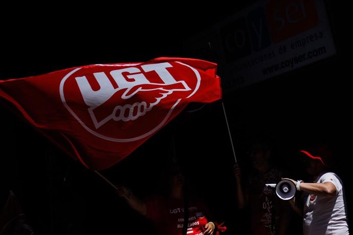 Archivo - Una persona ondea una bandera de UGT, a 13 de mayo de 2022, en Madrid (España).