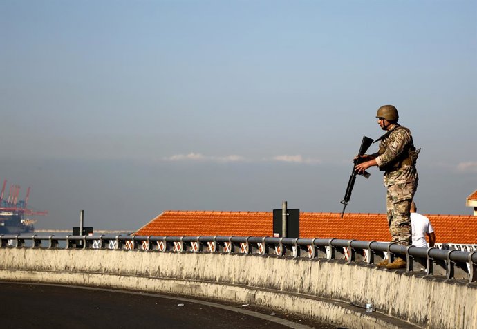 Archivo - Arquivo - Um soldado no Líbano após a reabertura de uma estrada bloqueada durante os protestos contra a crise econômica (arquivo)