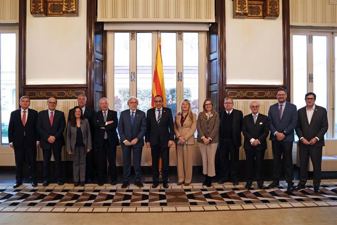El presidente del Parlament, Josep Rull, junto a la directiva de Foment del Treball.