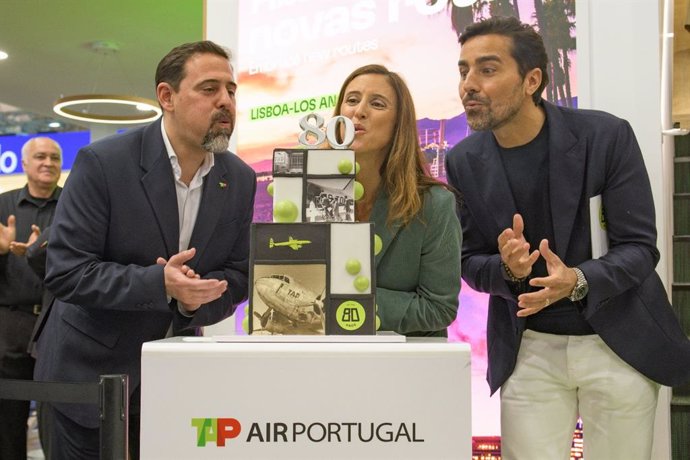 Mário Chaves, COO de TAP, Sofia Lufinha, CCO de TAP y el actor Ricardo Pereira, maestro de ceremonias.