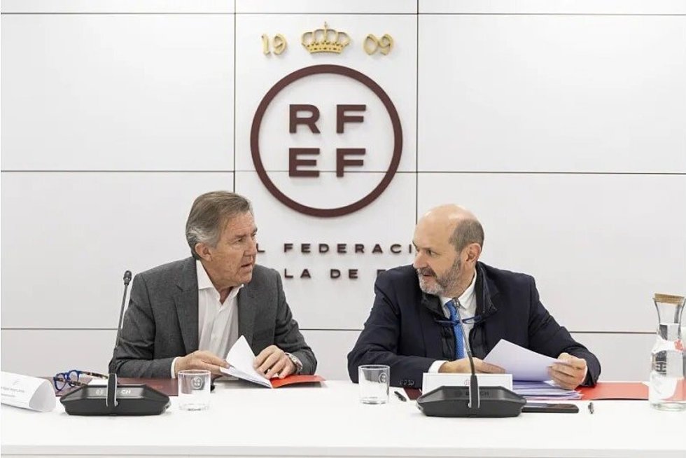 El presidente del Comité Nacional de Fútbol Sala de la RFEF, José Miguel Monje (izquierda), y el presidente de la RFEF, Rafael Louzán, en una reunión en la Ciudad del Fútbol de Las Rozas.