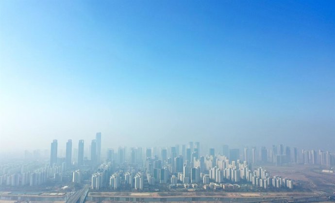 11 de março de 2025, Coreia do Sul, Incheon: O distrito comercial internacional de Songdo, em Incheon, está envolto em neblina, pois a previsão é de que os níveis de PM2,5, referentes a partículas nocivas menores que 2,5 mícrons de diâmetro, permaneçam "r
