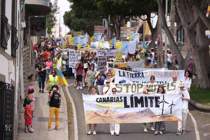 Archivo - Decenas de personas protestan durante una manifestación contra el modelo turístico, a 20 de abril de 2024, en Puerto del Rosario, Fuerteventura, Canarias (España)