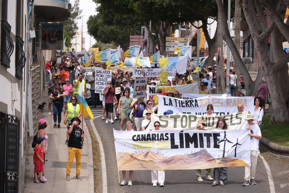 Archivo - Decenas de personas protestan durante una manifestación contra el modelo turístico, a 20 de abril de 2024, en Puerto del Rosario, Fuerteventura, Canarias (España)