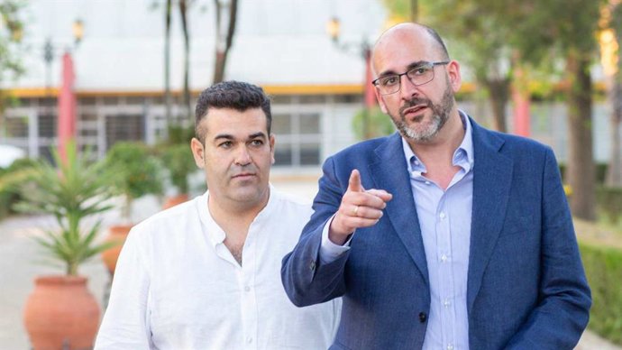 Archivo - El hasta ahora portavoz del PP y concejal en el Ayuntamiento de Almonte, Miguel Ángel Jiménez (derecha) y el edil que ha presentado su dimisión, Jonathan Domínguez.