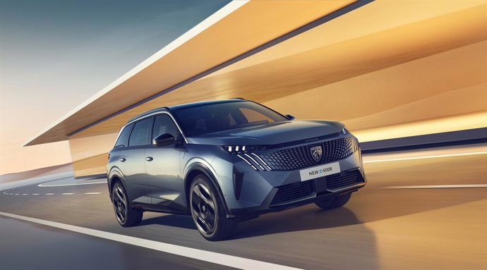 Peugeot actualiza su gama electrificada del 5008 con autonomía de hasta 668 km y desde 34.660 euros.