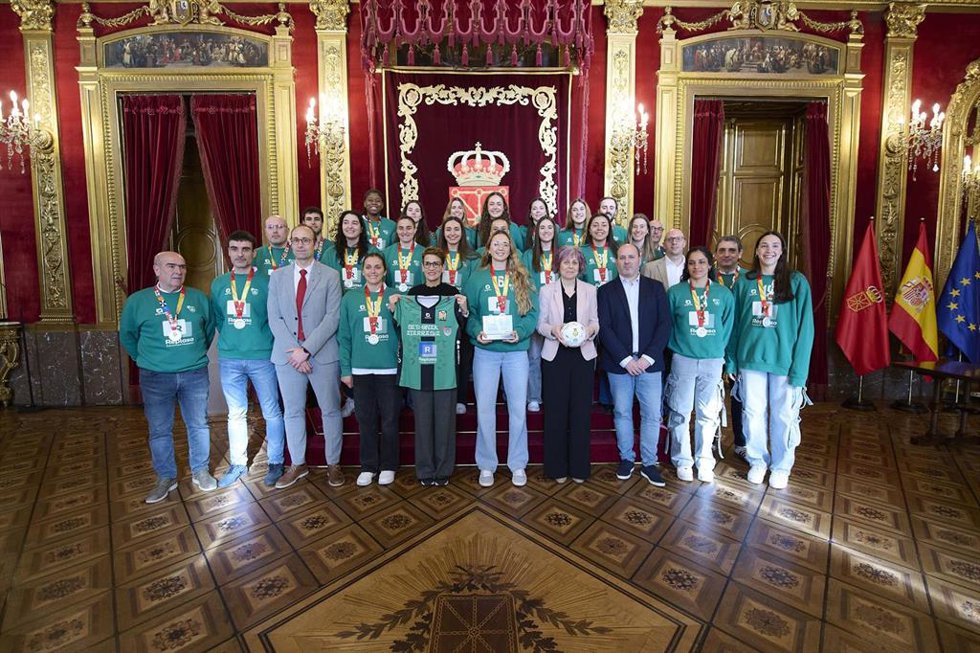 La presidenta de Navarra, María Chivite, recibe a las jugadoras y al equipo técnico del equipo de balonmano Replasa Beti-Onak, con motivo del subcampeonato obtenido en la Copa de la Reina,