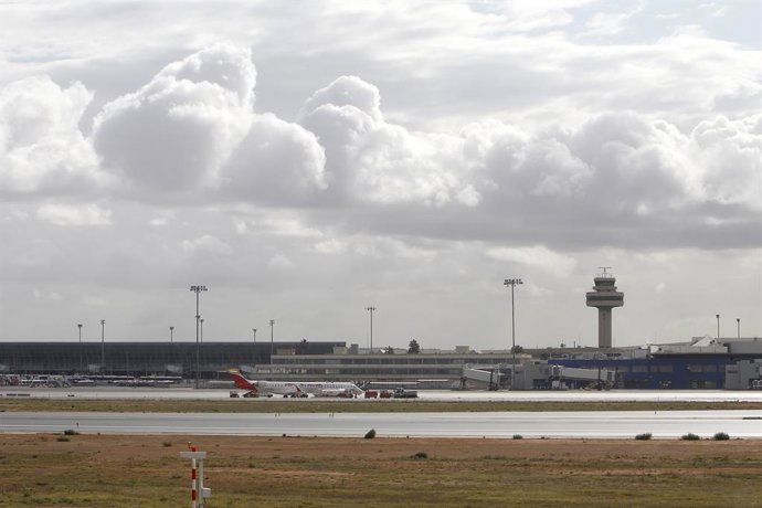 Archivo - Arquivo - Vários aviões em uma das pistas do aeroporto de Palma, em 8 de novembro de 2021, em Palma de Mallorca, Maiorca, Ilhas Baleares (Espanha). Um total de 13 voos de ida foram desviados na sexta-feira, 5 de novembro, depois que um avião foi