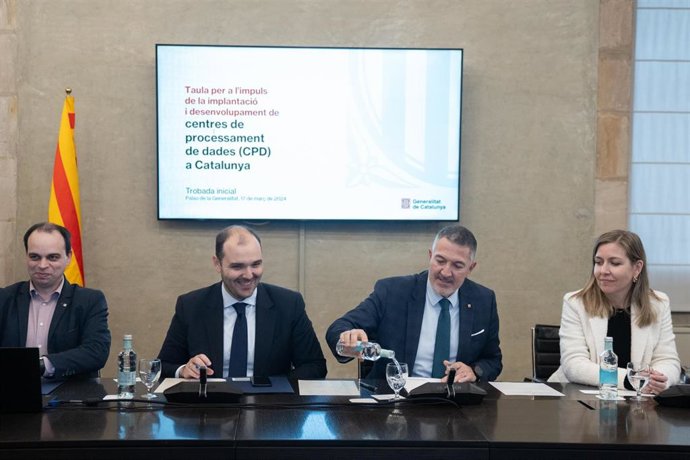 Los consellers de Presidència de la Generalitat Albert Dalmau, y de Empresa y Trabajo, Miquel Sàmper, presiden la primera reunión de la Mesa de seguimiento para la implantación y desarrollo de centros de datos, a 17 de marzo de 2025,en Barcelona, Cataluny