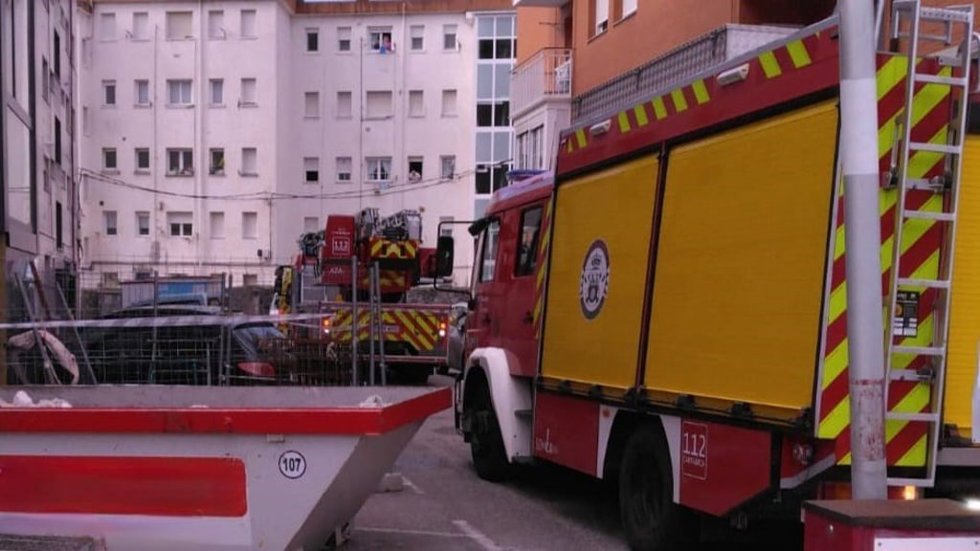 Dos heridos, uno trasladado a Cruces, por el incendio de una vivienda en Laredo