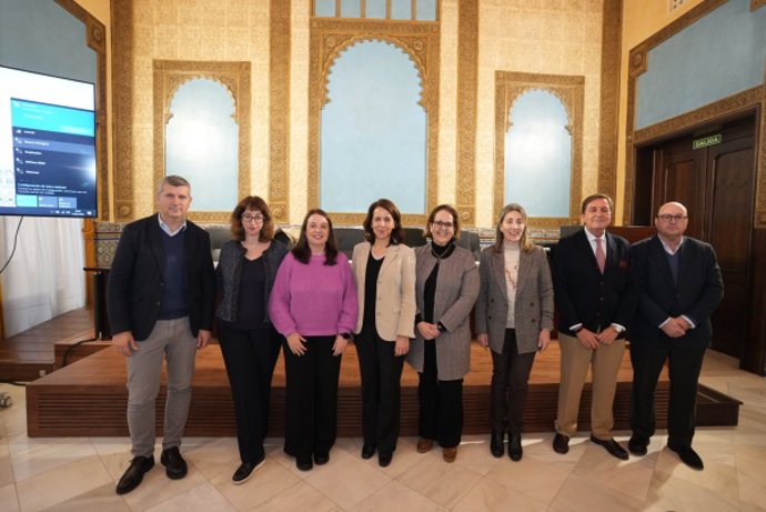 Autoridades y ponentes participantes en la primera jornada del programa.