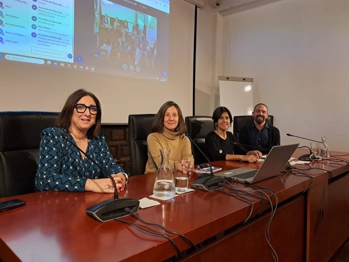 Mesa redonda de la Asociación de Mujeres Investigadoras y Tecnólogas.