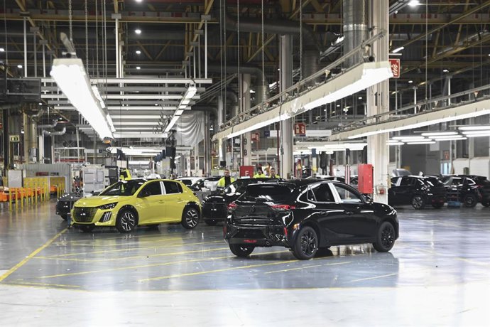 Archivo - Coches en la planta de Stellantis en Figueruelas (Zaragoza).