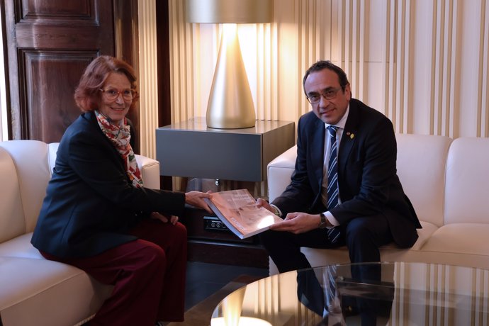 La síndica de greuges, Esther Giménez-Salinas, i el president del Parlament, Josep Rull