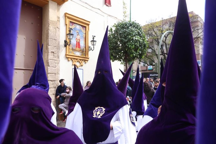Archivo - Nazarenos de la hermandad de San Benito de Sevilla en 2022. 