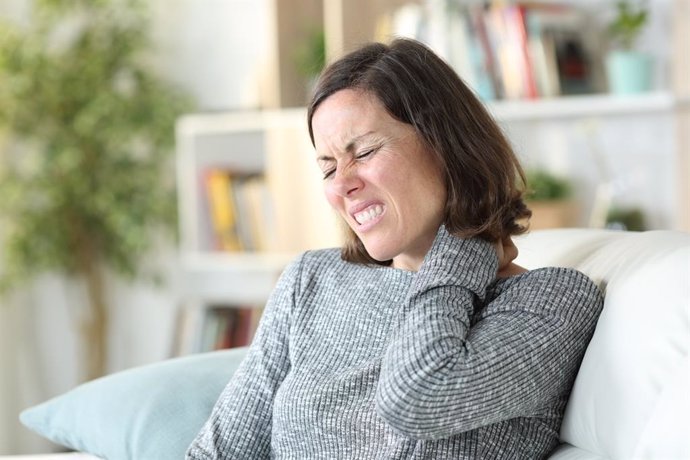 Archivo - Imagen de archivo de una mujer con dolor de cuello.