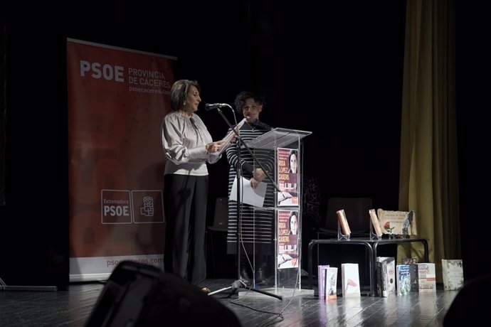 Un momento de la gala del Premio de Poesía y Microrrelato Rosa López, organizado por el PSOE de Torrejoncillo (Cáceres)