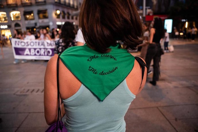 Archivo - Una mujer lleva un pañuelo a favor del aborto legal 