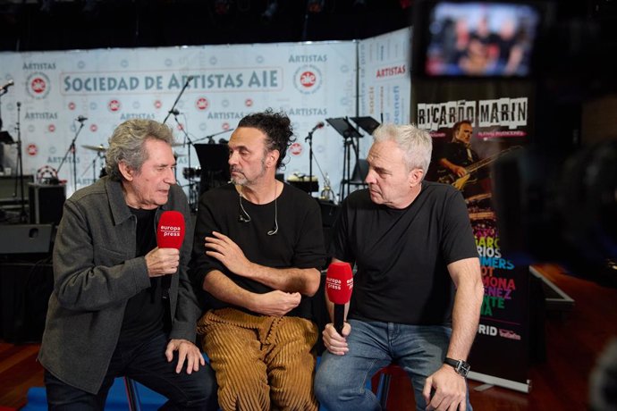 (I-D) Los artistas Miguel Ríos, Ricardo Marín, y David Summers, durante una entrevista para Europa Press, en la AIE de Madrid, a 17 de marzo de 2025, en Madrid (España). Ricardo Marín celebra el cumpleaños de la grabación en directo de su disco “Buenas in