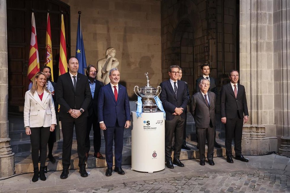 Las autoridades posan con el trofeo durante la entrega del ATP 500 Barcelona Open Banc Sabadell - 72 Trofeo Conde de Godó que se celebrará del 12 al 20 de abril en el Real Club de Tenis Barcelona-1899, en el Saló de Cent del Ayuntamiento de Barcelona