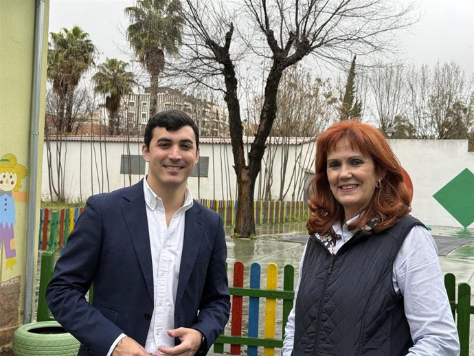 El parlamentario autonómico del PP por Córdoba José Carlos García en la visita a la escuela de Educación Infantil.