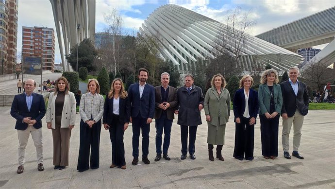 Encuentro organizado por el PP en Oviedo 'Más España, más Europa. Sanidad, nuestra prioridad', con el vicesecretario del PP, Elías Bendodo, en el centro.