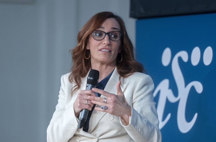 A Ministra da Saúde, Mónica García, mantém um diálogo no evento: "5 anos depois: memória, aprendizado e o futuro da COVID-19'', na sede do Instituto Carlos III, em 14 de março de 2025, em Madri (Espanha). O evento tem como objetivo refletir sobre a