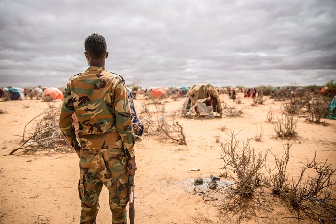 Archivo - April 14, 2022, Dollow, Jubaland, Somalia: A soldier surveys a camp for displaced people on the outskirts of Dollow, Jubaland.