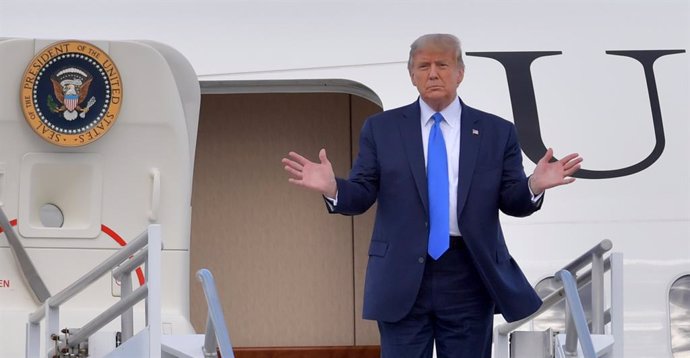 Archivo - October 15, 2020, Miami, Florida, United States Of America: MIAMI, FL - OCTOBER 15: US President Donald Trump arriving at Miami International Airport on October 15, 2020 in Miami, Florida. The President was greeted by Carlos A. GimĹ˝nez Mayor of