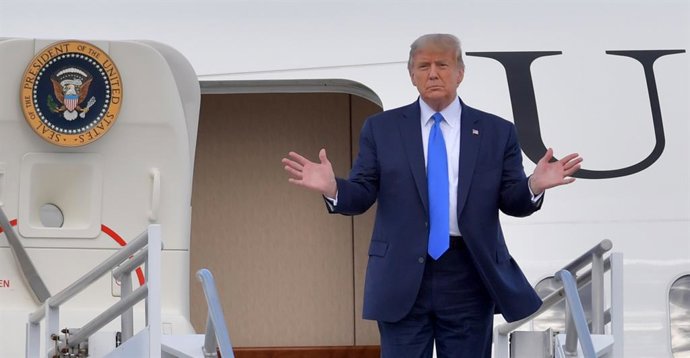 Archivo - 15 de outubro de 2020, Miami, Flórida, Estados Unidos da América: MIAMI, FL - 15 DE OUTUBRO: O presidente dos EUA, Donald Trump, chega ao Aeroporto Internacional de Miami em 15 de outubro de 2020 em Miami, Flórida. O presidente foi recebido por 