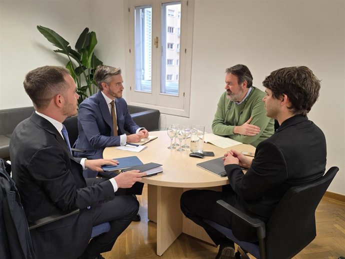 El secretario de Estado de Juventud e Infancia, Rubén Pérez, junto a los representantes de TikTok