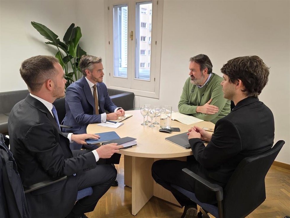 El secretario de Estado de Juventud e Infancia, Rubén Pérez, junto a los representantes de TikTok